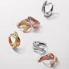 Kép 2/2 - Pandora 14k rózsaaranyozott keresztezett pavé karika fülbevaló - 283150C01