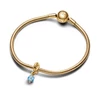 Kép 3/4 - Pandora 14k aranyozott fazettált tengerkék örökkévalóság kör függő charm - 763462C03