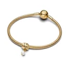 Kép 3/3 - Pandora 14K aranyozott kezelt édesvízi tenyésztett gyöngyös szalag charm - 763784C01